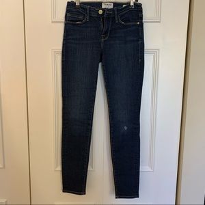 Slightly distressed pair of blue denim Frame Le Skinny de Jeanne in size 26